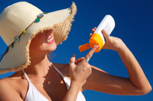 woman-applying-sunscreen-at-beach