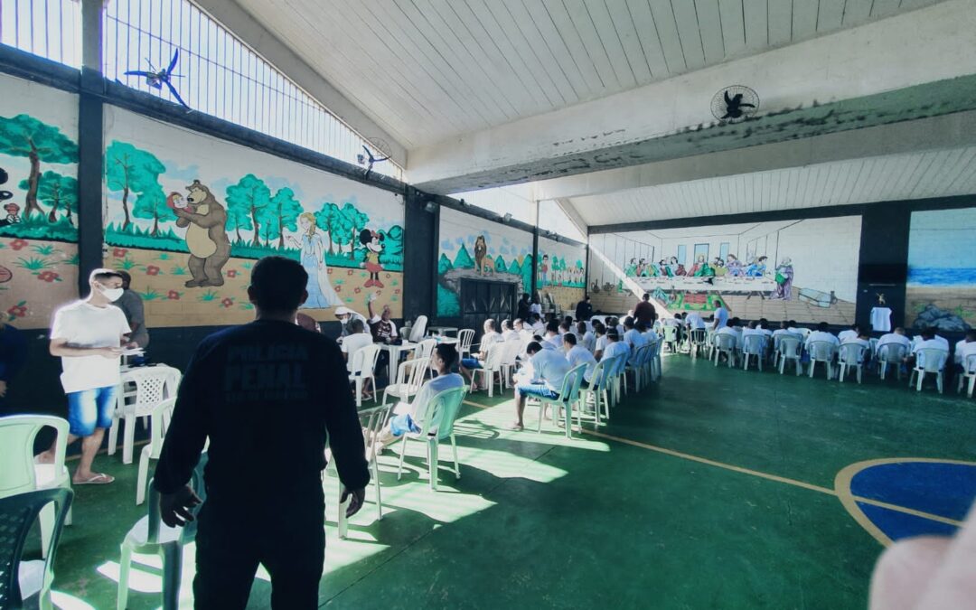 Voluntários do Hospital São Francisco fazem atendimentos de saúde em presídio em Magé